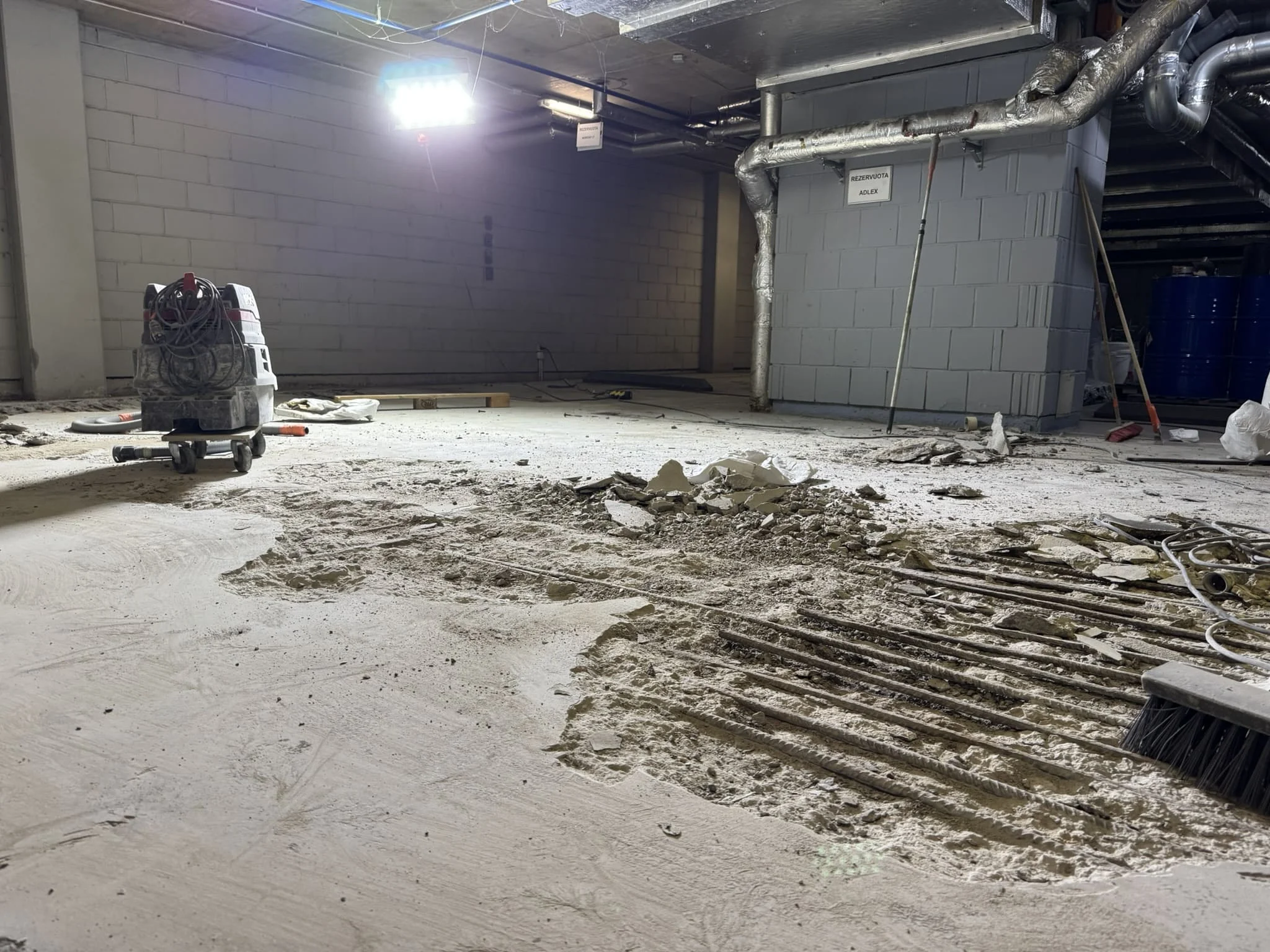 Как выполнить ремонт пола с помощью смолы